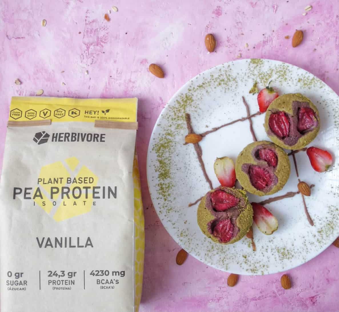 Muffins de matcha y fresa altos en proteína