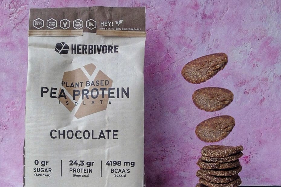 Galletas de chocolate, dátiles y coco, altas en proteína y preparadas en sartén
